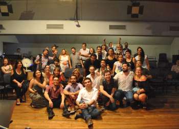 Banda y publico Lanzamiento Majamama